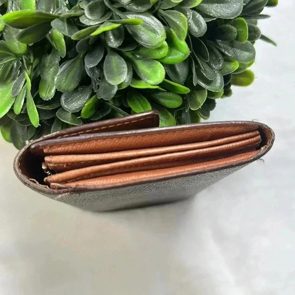 Louis Vuitton Porte Monnaie monogram Wallet - Picture 7 of 10